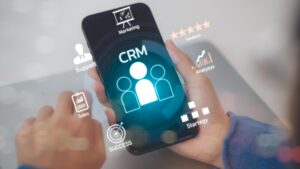 Smartfon wyświetlający interfejs systemu CRM